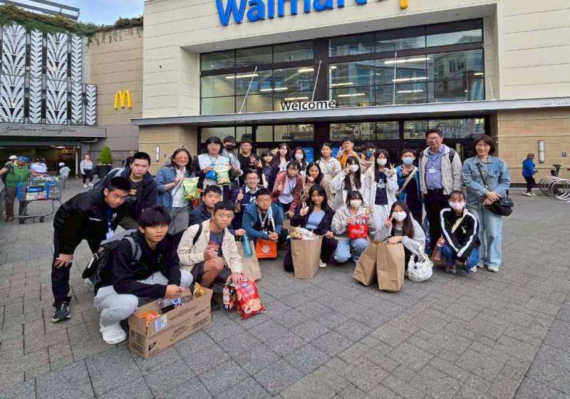 高市仁武高中訪加拿大姊妹校聖約翰香娜根湖中學教育交流 混齡分組探究學習