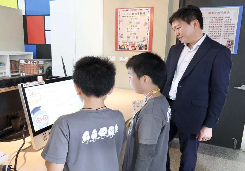 高市鳳山區曹公國小引進人工智慧閱讀機 社區共讀站增進跨世代交流
