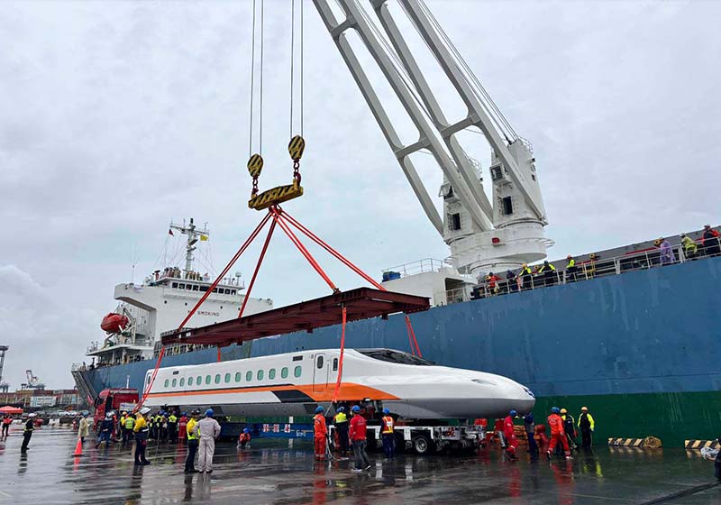 高鐵日本首批N700ST列車抵高雄港74號深水重件碼頭 2天吊掛卸載