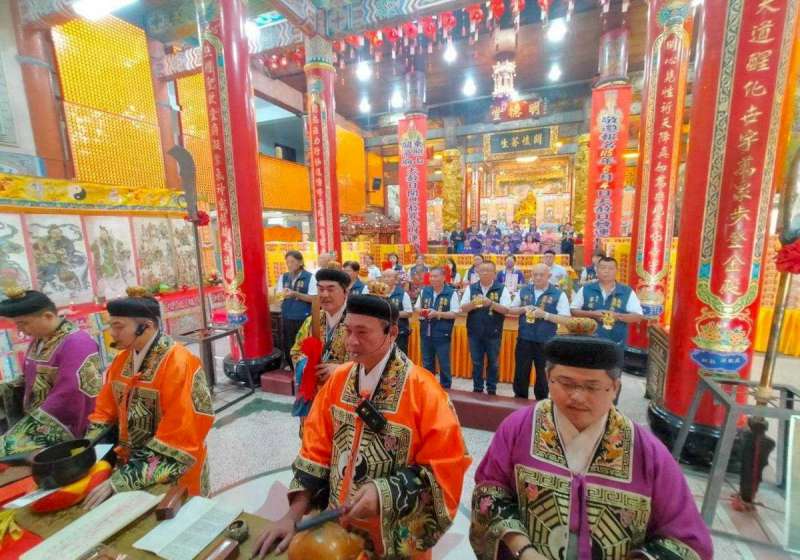高雄東照山關帝廟10月1日天赦日轉運祈福法會 參拜玉皇大帝書寫懺悔疏文祈福
