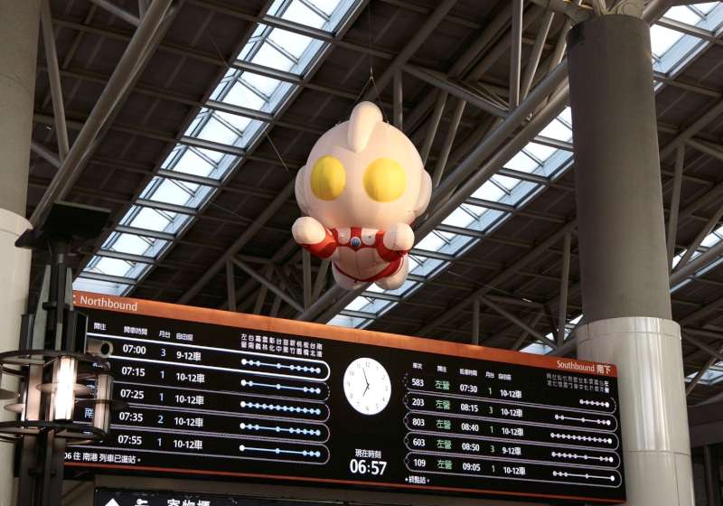 超人力霸王Q版快閃現身高雄高鐵 左營站成拍照新熱點