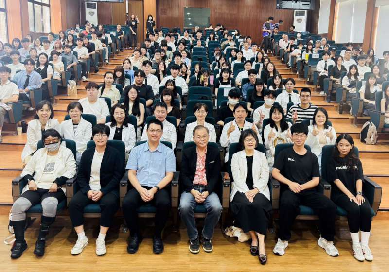 輔英科大物治系120名實習生宣誓受袍 同步邀物治師林士峰分享臨床照護需求