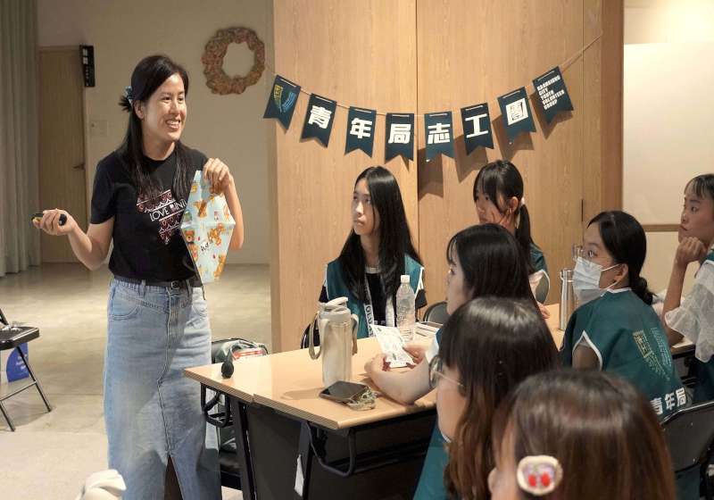 高市青年局攜手愛女孩國際關懷協會 青年志工縫製布衛生棉送愛非洲