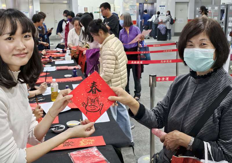 高大攜手高捷揮毫贈春聯系列活動 2月7、8日續前進楠梓、梓官區2宮廟