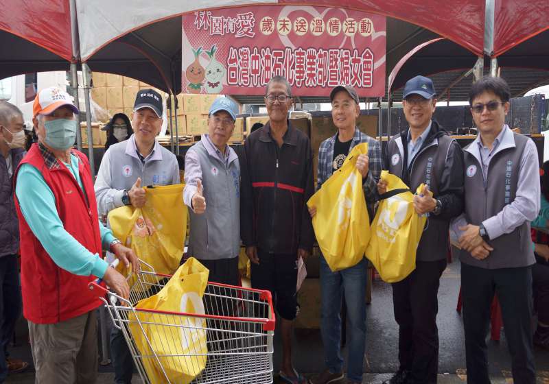 高市林園區公所攜手里政聯誼會賑濟弱勢戶物資 中油石化事業部贊助自家商品響應