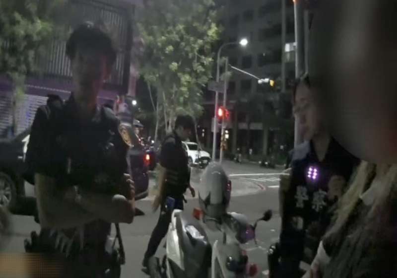 高市女載男友疑打錯檔自撞電桿 鼓山警唾液毒篩陽性扣證物送辦