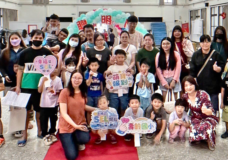 高市彌陀區壽齡國小幼兒園及小一生牽手父母過三門 師長陪伴蓋手印每人獲贈雙開學禮