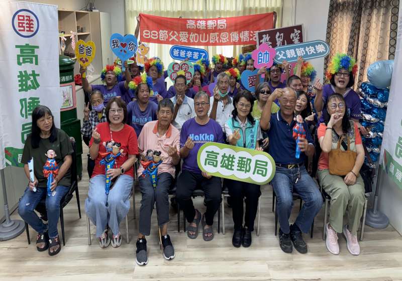 高雄郵局邀美濃憨兒窯庇護員工 手寫明信片感恩父親家人師長提前賀節