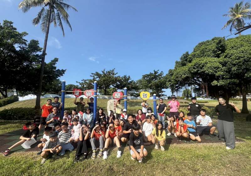 高市旗津區大汕國小30週年校慶石碑重揭幕 學生贈手寫卡片齊謝師恩