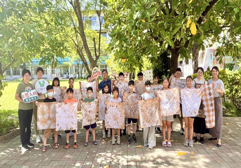 高市林園區林園國小攜手工藝研究發展中心 邀工藝師指導學生泥染互助共學