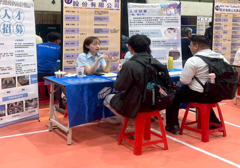 高市勞工局就服員運用求職面試整備服務計畫 助零工外送族轉職連鎖餐飲業