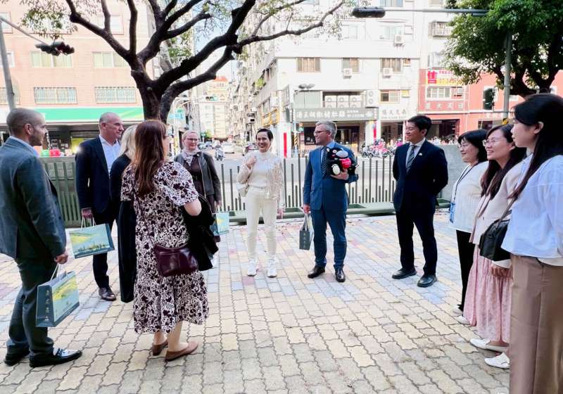 芬蘭國會友台小組領軍跨黨派議員訪高市前金國小 關住分校籌備事宜 