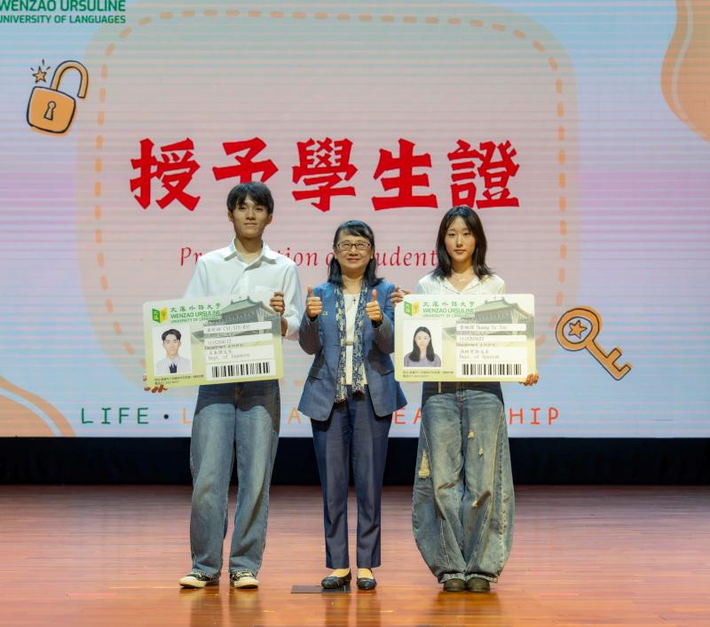 文藻外大開學典禮授學生證五專制服 新生開啟夢想郵筒分享未來期待