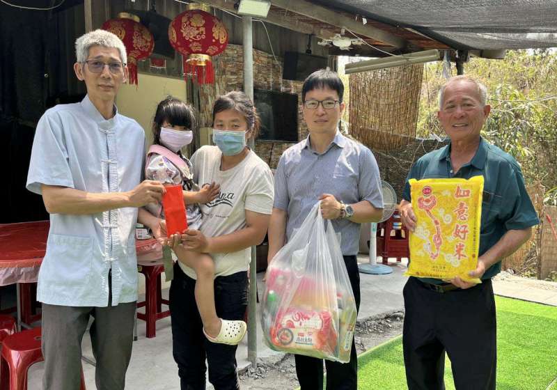 妙善觀音慈善會慰訪高市田寮區一家五口單親媽 代善心人士陳宥蓁轉贈善款1萬元