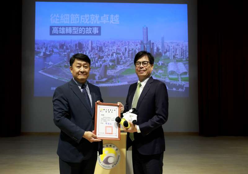 高雄市長陳其邁現身高大卓越講座 從細節成就卓越分享高雄轉型故事