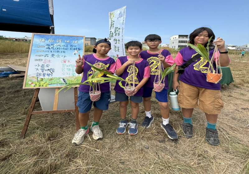 高市岡山區前峰國小六年級師生訪茄萣濕地 攜手岡山企業、社團種200棵原生植物