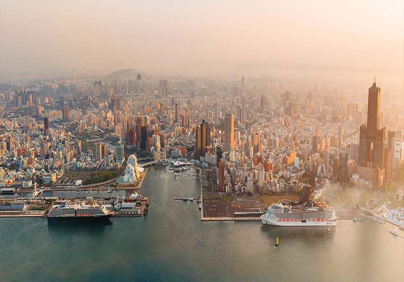 地中海地中海榮耀荷美威士特丹雙郵輪泊靠高雄港 臺灣高雄港務噴水醒獅三太子迎賓