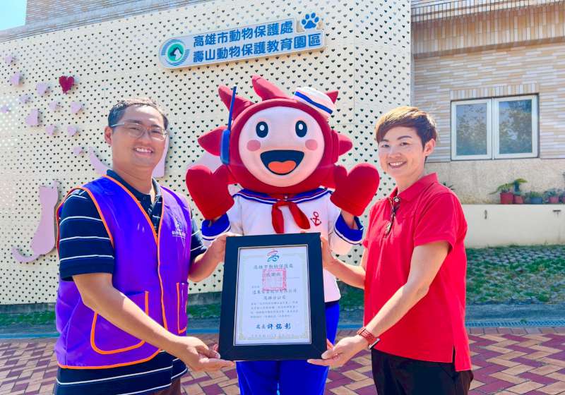 高市農業局動保處連10年攜手苓雅區百貨業 邀同仁與收容犬隻互動體現動保 