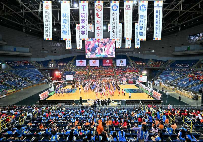 2026年第13屆佛光盃國際大學籃球邀請賽高雄巨蛋登場 陳其邁開球勉選手享受競技