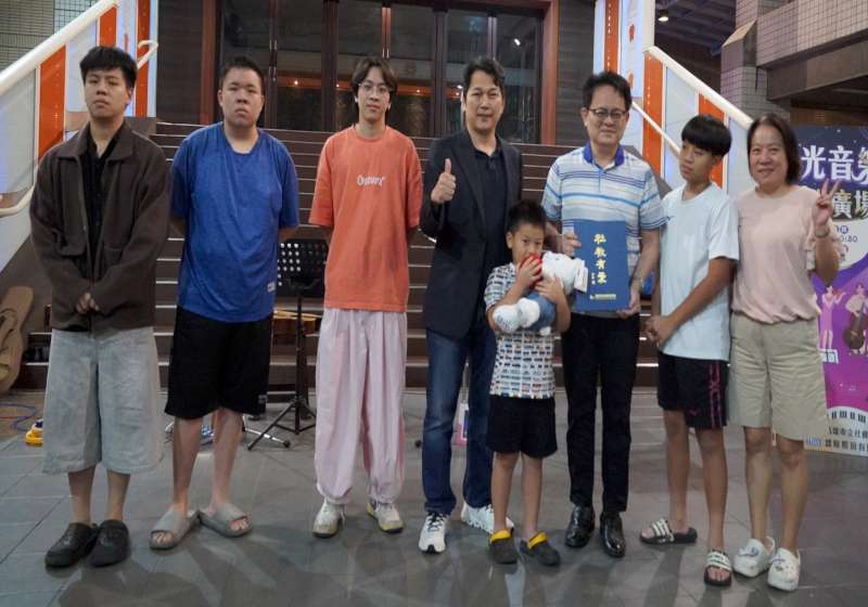 高市社教館115年第三場星光音樂咖啡廣場 吉他彈唱表演結合科技商贊助美食好禮