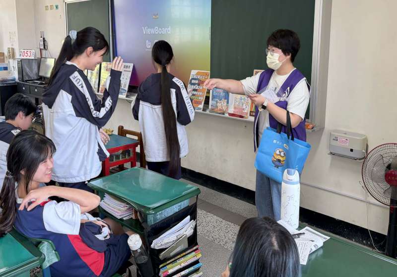 高市苓雅戶政所前進國中 就近助滿14歲生申辦國民身分證同步宣導防詐及交安