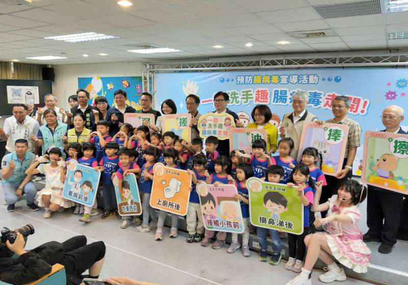 高市衛生局4月21日前進苓雅區凱旋國小附設幼兒園辦理「一起洗手趣，腸病毒走開」宣導活動，凱旋國小藝才班學生開場演奏手風琴炒熱氣氛，市長陳其邁參與洗手歌帶動跳，演示正確洗手步驟，號召師生落實防疫，維護自身及家人健康。