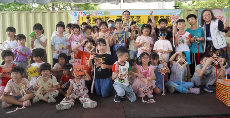 高市社教館邀鄭淑玲前進大寮區大寮國小 教作親子蝴蝶創意吊飾