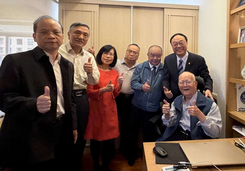 臺灣港務慰訪雙北市、花蓮市3百歲退休人員 贈禮提前賀重陽節