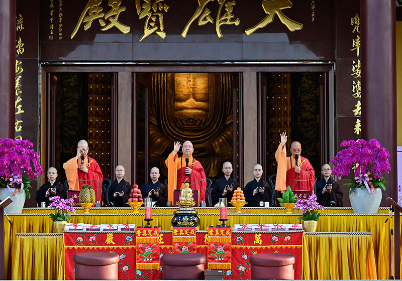 17國家地區2883名戒在出家子齊聚佛光山 古禮三壇大戒正授禮敬三寶