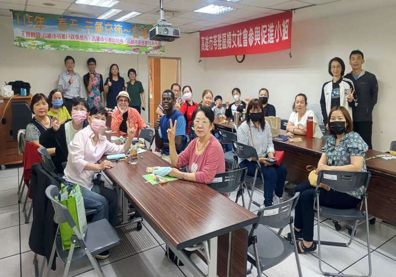 高市苓雅戶政所攜手區公所、新住民非營利組織 邀黃詩茵教作元氣水果茶、艾香蛋