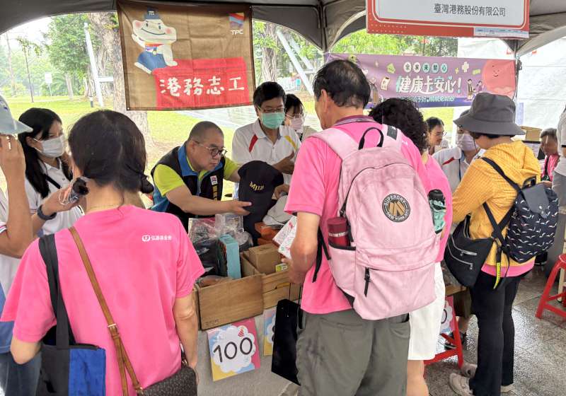 臺灣港務前進高雄孔子廟設攤義賣 所得捐贈弘道基金會挹注弱勢長者照護