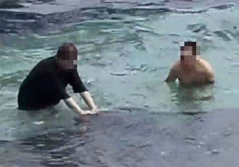 屏縣琉球鄉花瓶岩傳2男騷擾海龜 海巡署南部分署小琉球安檢所逮人送辦