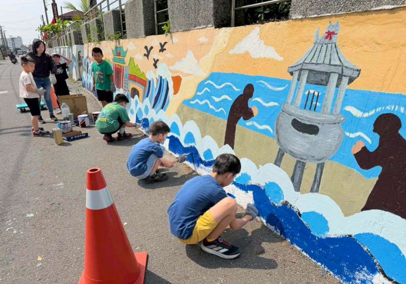 高市梓官區蚵寮國小號召親師生、校友、社區 繪製百公尺海堤圍牆變身藝術長廊
