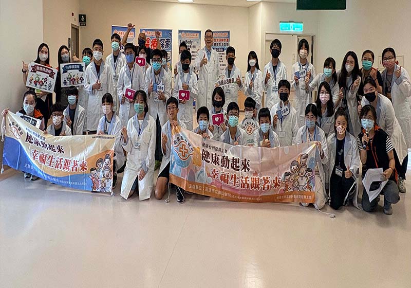 30名12至13歲國中生齊聚高市鳳山醫院 互動闖關實作體驗探索醫療產業
