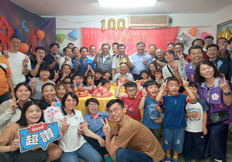 高雄市榮服處為百歲榮民慶生 跨世代齊聚見證奉獻人生
