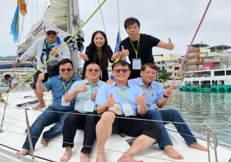 雄大會理監事會議首移師高雄亞灣水域 11所大學校友會代表見證海童軍升旗掌舵揚帆