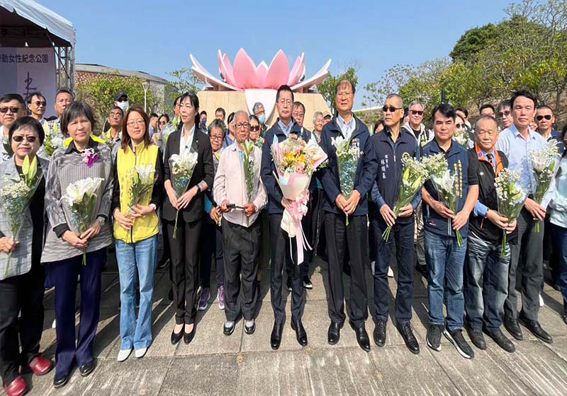 高市勞工局旗津勞動女性紀念公園春祭 獻花悼念高中六號罹難者慰問家屬代表