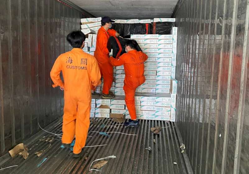 高雄港42號碼頭5只轉口櫃涉走私逾9000萬元未稅菸 高雄關依法沒入