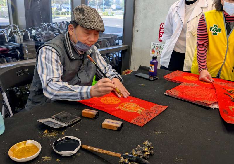 高雄秀傳紀念醫院邀2書法名家揮毫贈春聯 院長傅尹志下場小試身手