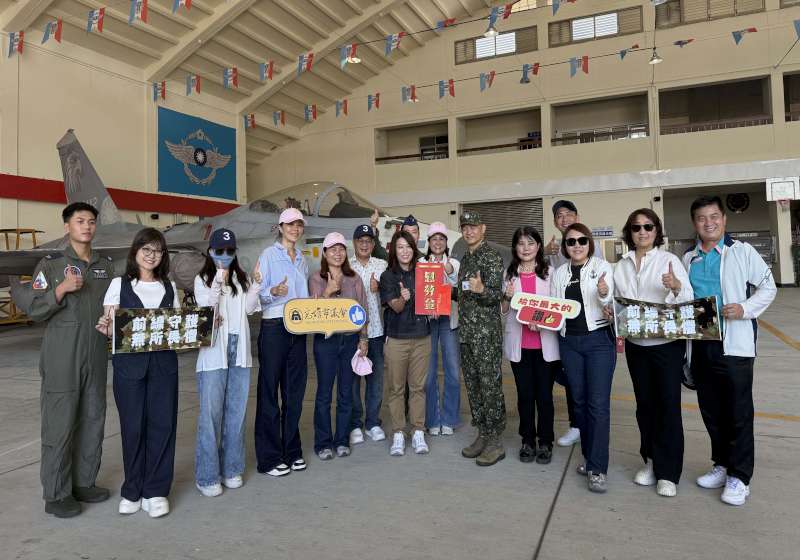 高市議會國民黨團慰訪空軍第三戰鬥機聯隊 贈加菜金