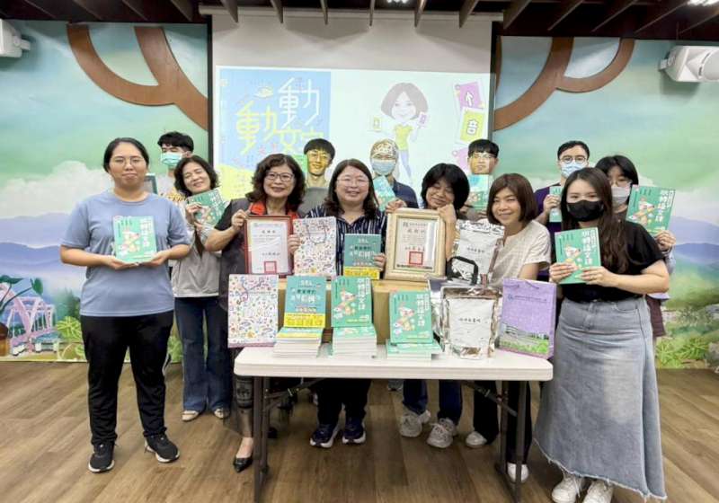  高市左營區新上國小教師賴秋江捐版稅購書桌遊 帶動家長出版社響應嘉惠偏鄉
