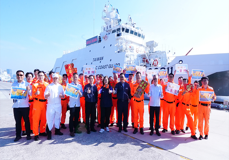 海委會、海巡署、艦隊分署三主官登艦下廚 烹調年菜贈加菜金慰勉同仁拜早年