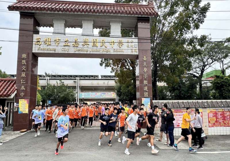 高市岡山區嘉興國中115年親師生3K路跑 結合社會情緒學習反毒交安宣教放下手機