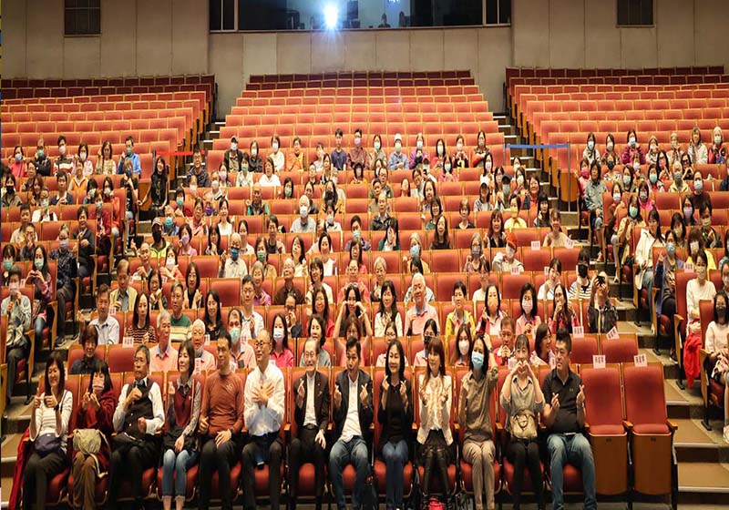 義大醫院院長杜元坤高市社教館暢談逆境樂章 捐資10萬元挹注推動多元學習