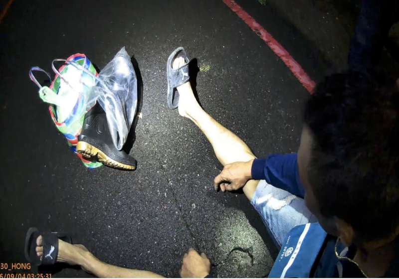 高市鳳山警攔查未開右轉燈男騎士 鑽小巷棄毒品吸食器逃逸2分後遭逮