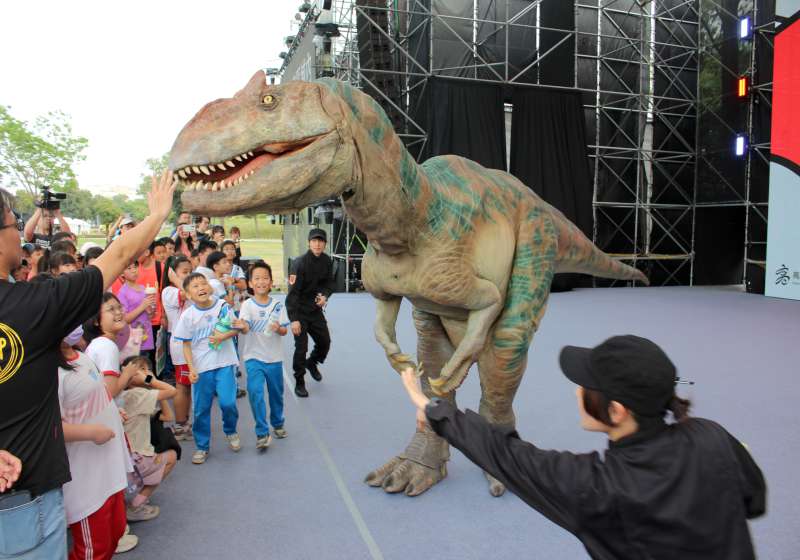 高市教育局2026高雄兒童節「恐龍酷樂園」日本擬真裝置舞台秀邀親子互動體驗
