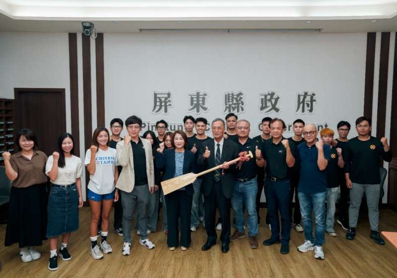 美和科大國際龍舟隊成軍 屏東縣長周春米授槳祝奪佳績