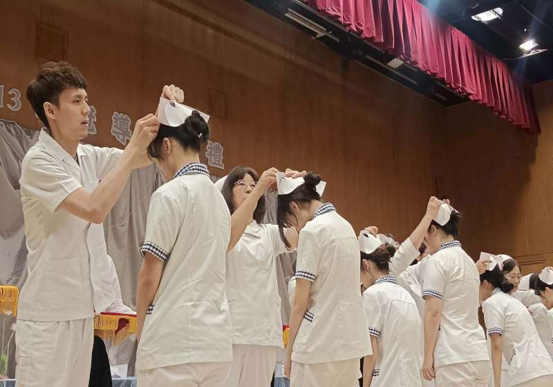 高醫大護理系加冠導光54名大二生 臨床實習傳承專業使命與責任
