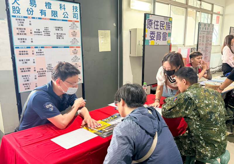 高雄榮服處辦屆退說明會助官兵接軌職涯未來