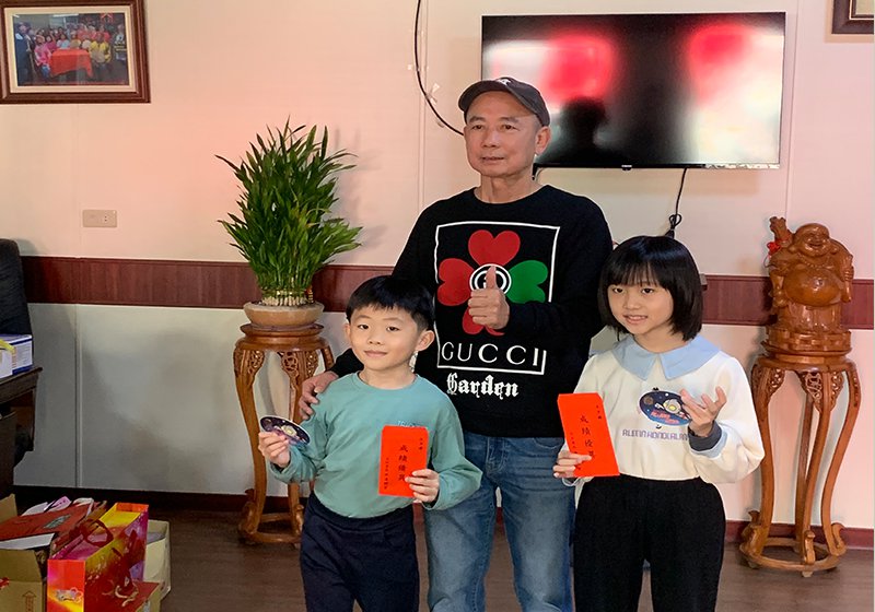 高市林園區王公里長、里政聯誼會主席洪進財 獎助131名成績、品行優良學生